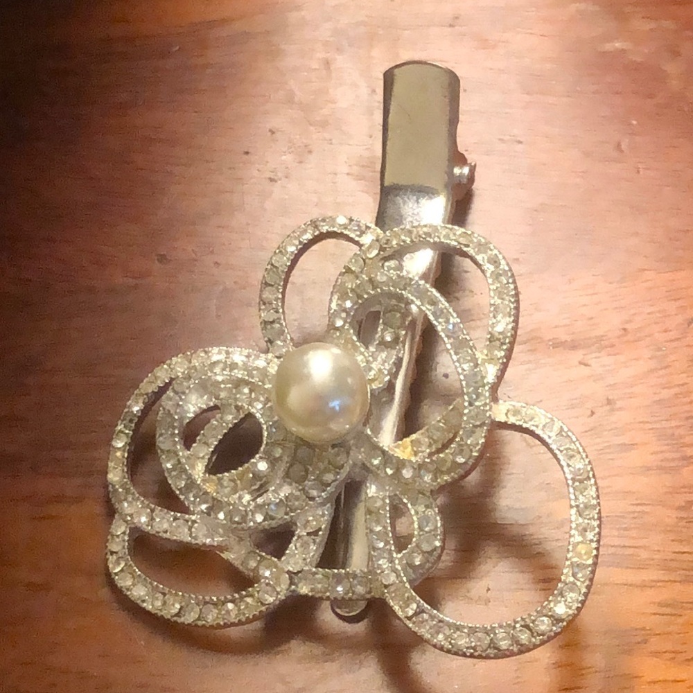 Elegant Silver Hair Clip with Pearl Accent